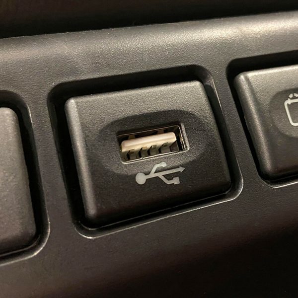 LR Defender & Discovery - Dash Switch Style USB Socket Charge Port MUD - DA6674 - Image 3