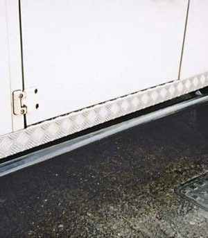 LAND ROVER DEFENDER 90 - ALUMINIUM SILL CHEQUER PLATE SILVER - RE575